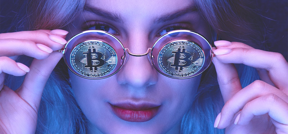 femeie-ochelari-bitcoin